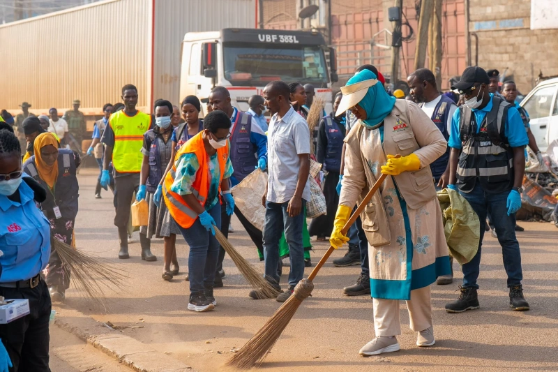 KCCA Executive Director Sharifa Buzeki Leads Weyonje Clean-Up Campaign in Nakawa - Kampala Media TV News Story